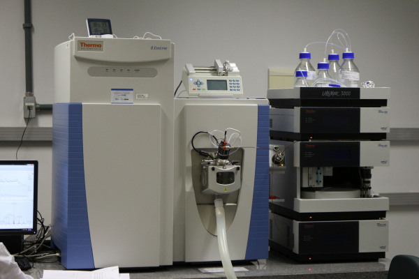 Sistema de Cromatografia Líquida acoplada a Espectrometria de Massas de Alta Resolução (UHPLC-MS_MS Orbitrap FT-MS).jpg